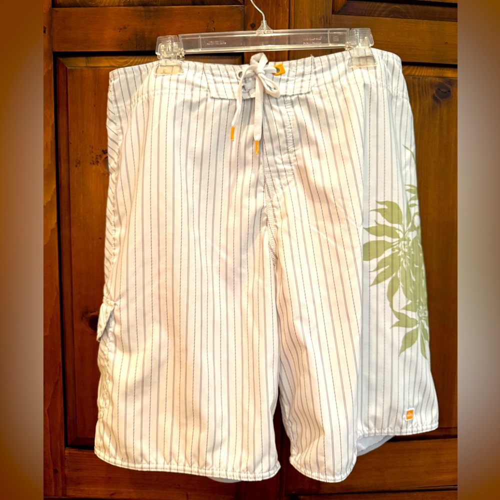 Quicksilver men’s size 36/L white stripe with floral board shorts. Knee length.